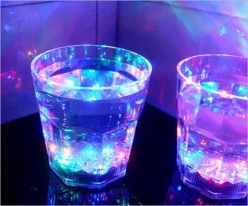Производители поставляют светящиеся пластиковые стаканчики bar с красочным мигающим светодиодом в воду, яркие индукционные стаканчики для пива и виски